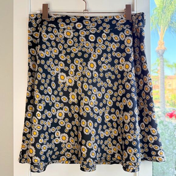 Free People Phoebe Satin Mini Skirt with Daisy Floral Pattern on Black size 8 - Picture 1 of 7